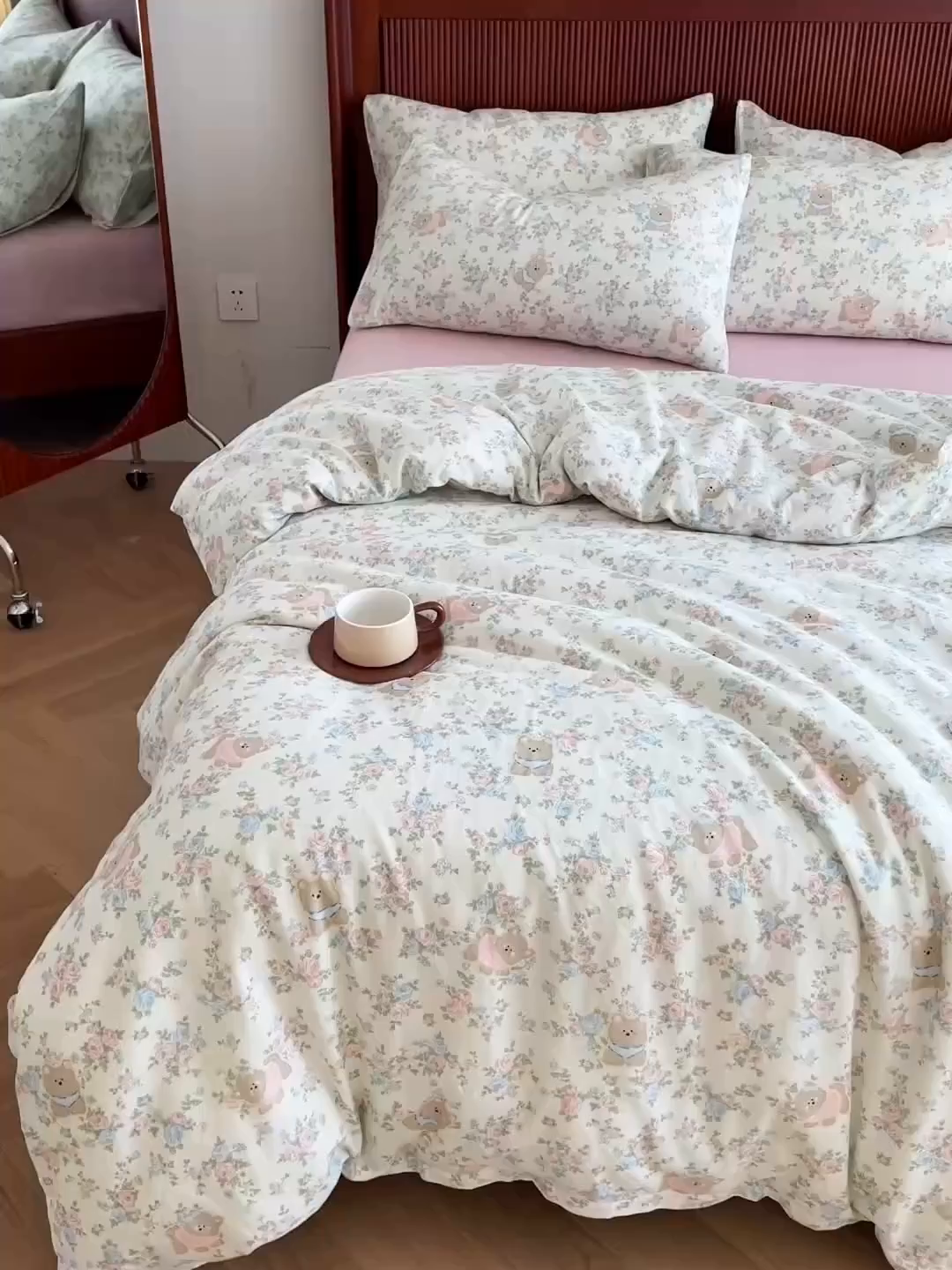 91家纺网 家纺一手货源 找家纺 典曼家纺 2025新款A类母婴级抗菌有氧双层纱亲肤小清新印花三件套四件套 桃花诺