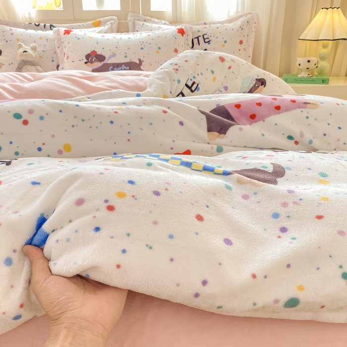 91家纺网 家纺一手货源 找家纺 红日子纺织品 2025新款高克重牛奶绒印花四件套 腊肠狗