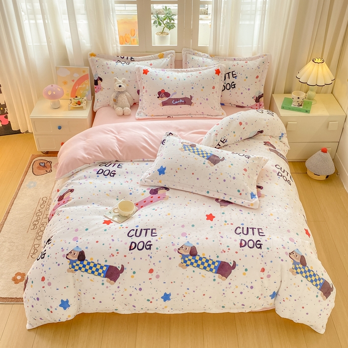 91家纺网 家纺一手货源 找家纺 红日子纺织品 2025新款高克重牛奶绒印花四件套 腊肠狗