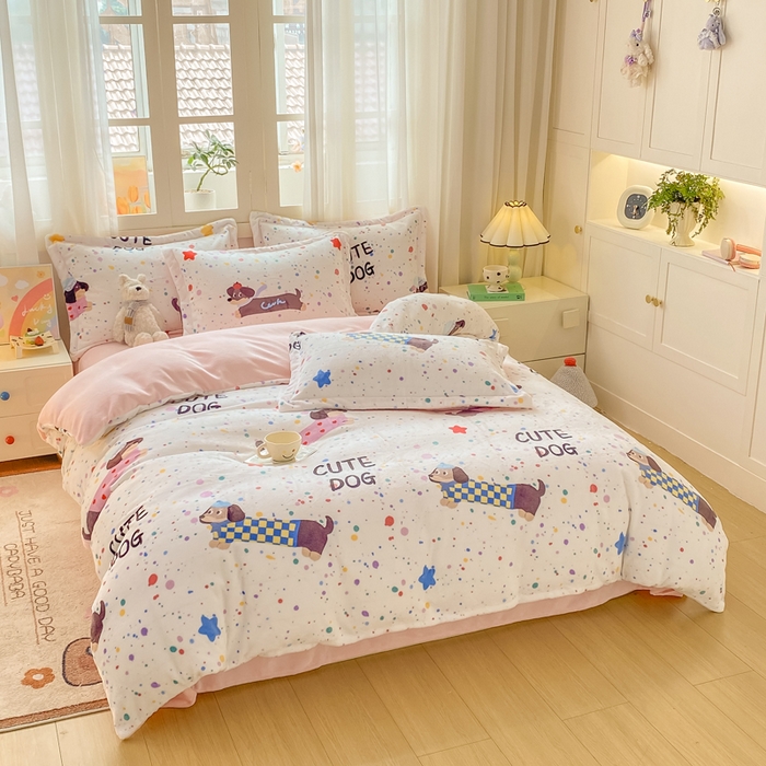 91家纺网 家纺一手货源 找家纺 红日子纺织品 2025新款高克重牛奶绒印花四件套 腊肠狗