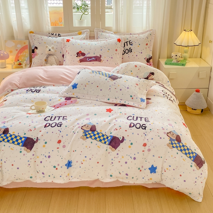 91家纺网 家纺一手货源 找家纺 红日子纺织品 2025新款高克重牛奶绒印花四件套 腊肠狗