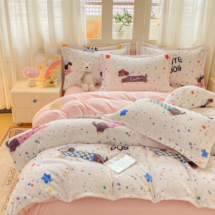 91家纺网 家纺一手货源 找家纺 红日子纺织品 2025新款高克重牛奶绒印花四件套 腊肠狗