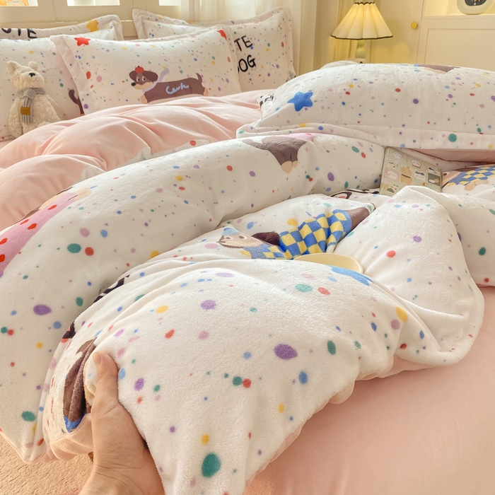 91家纺网 家纺一手货源 找家纺 红日子纺织品 2025新款高克重牛奶绒印花四件套 腊肠狗