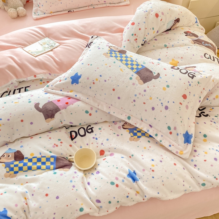 91家纺网 家纺一手货源 找家纺 红日子纺织品 2025新款高克重牛奶绒印花四件套 腊肠狗