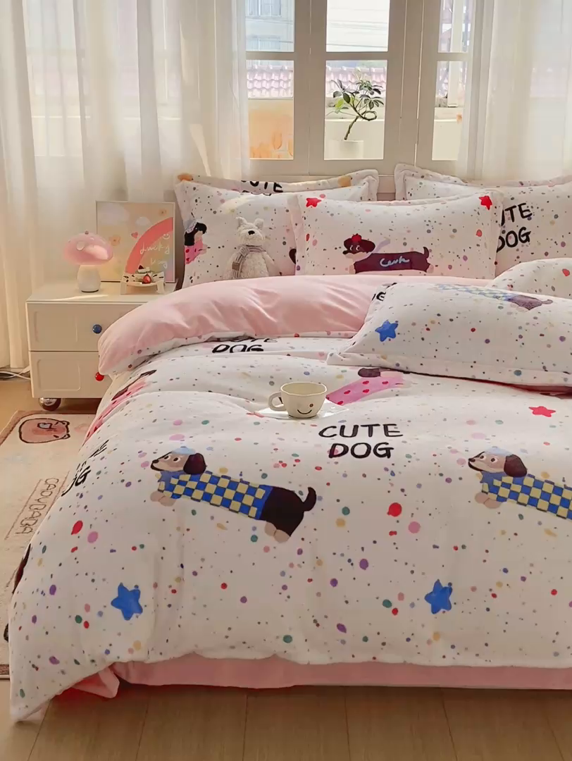 91家纺网 家纺一手货源 找家纺 红日子纺织品 2025新款高克重牛奶绒印花四件套 腊肠狗