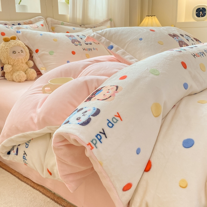 91家纺网 家纺一手货源 找家纺 红日子纺织品 2025新款高克重牛奶绒印花四件套 三小只