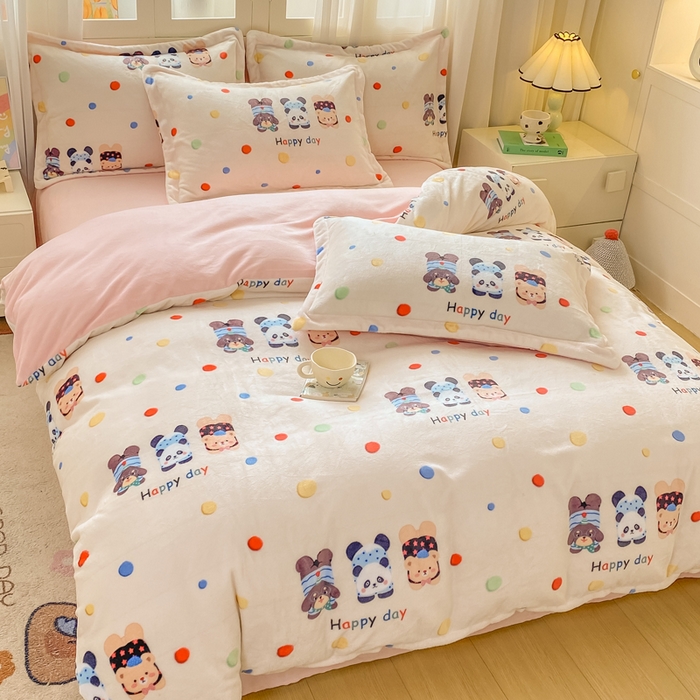 91家纺网 家纺一手货源 找家纺 红日子纺织品 2025新款高克重牛奶绒印花四件套 三小只