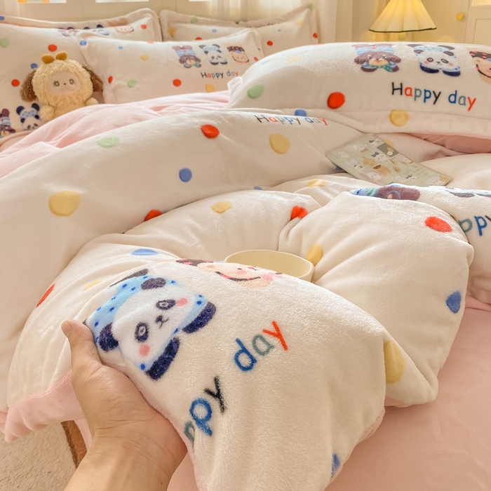 91家纺网 家纺一手货源 找家纺 红日子纺织品 2025新款高克重牛奶绒印花四件套 三小只