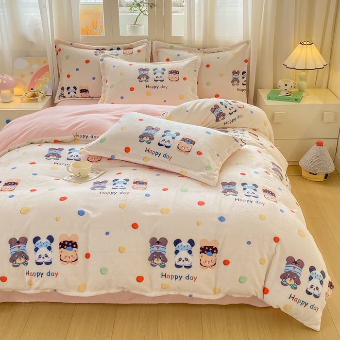 91家纺网 家纺一手货源 找家纺 红日子纺织品 2025新款高克重牛奶绒印花四件套 三小只