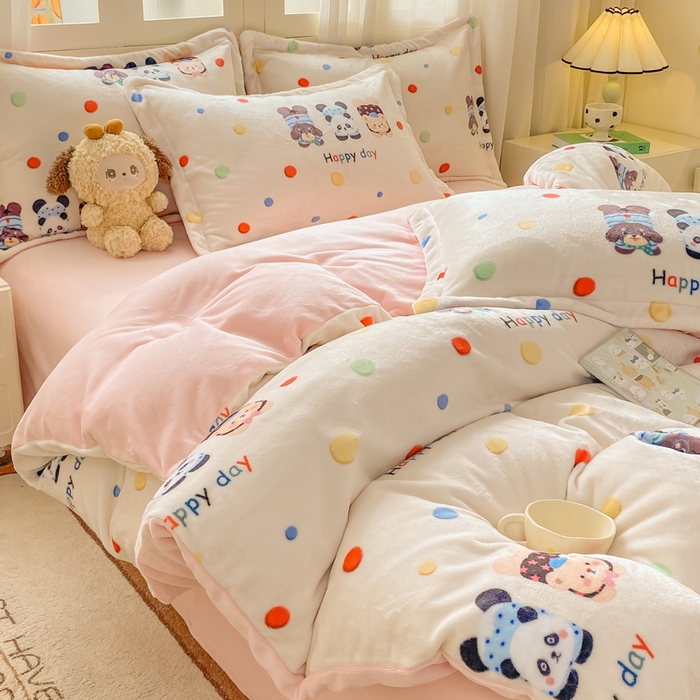 91家纺网 家纺一手货源 找家纺 红日子纺织品 2025新款高克重牛奶绒印花四件套 三小只