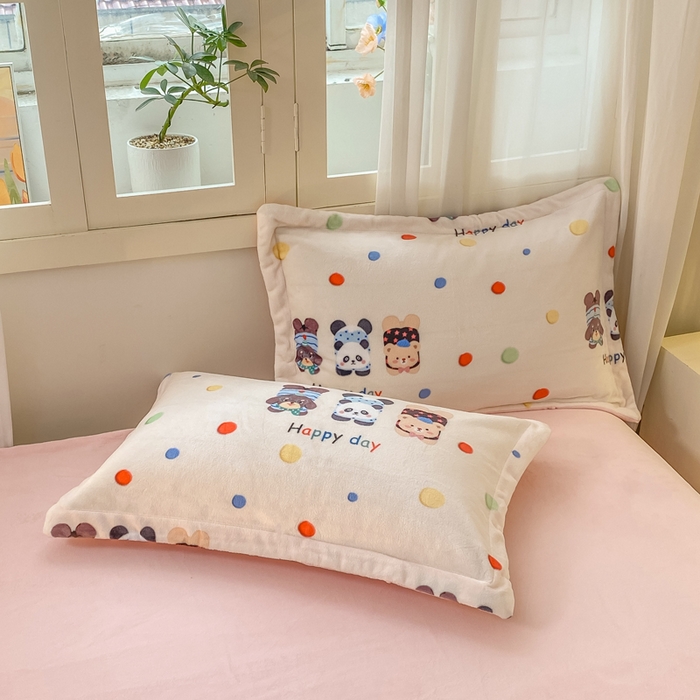 91家纺网 家纺一手货源 找家纺 红日子纺织品 2025新款高克重牛奶绒印花四件套 三小只