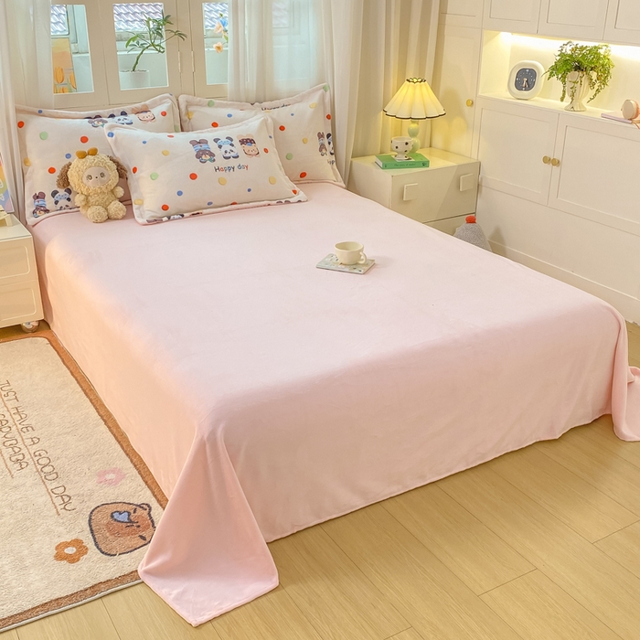 91家纺网 家纺一手货源 找家纺 红日子纺织品 2025新款高克重牛奶绒印花四件套 三小只