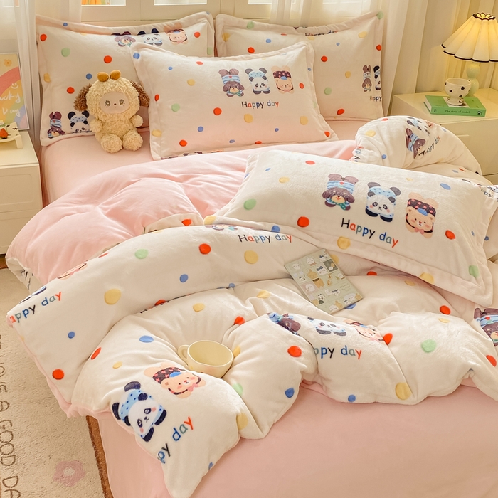 91家纺网 家纺一手货源 找家纺 红日子纺织品 2025新款高克重牛奶绒印花四件套 三小只