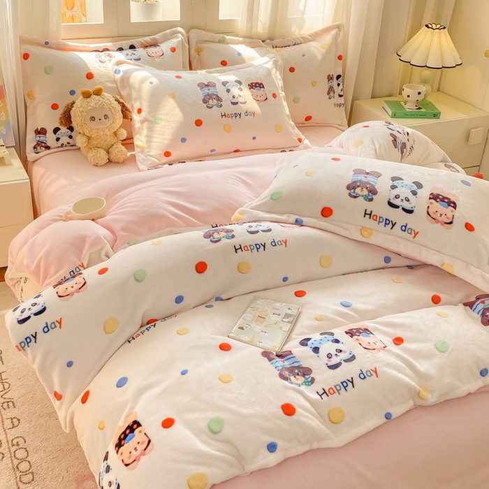 91家纺网 家纺一手货源 找家纺 红日子纺织品 2025新款高克重牛奶绒印花四件套 三小只