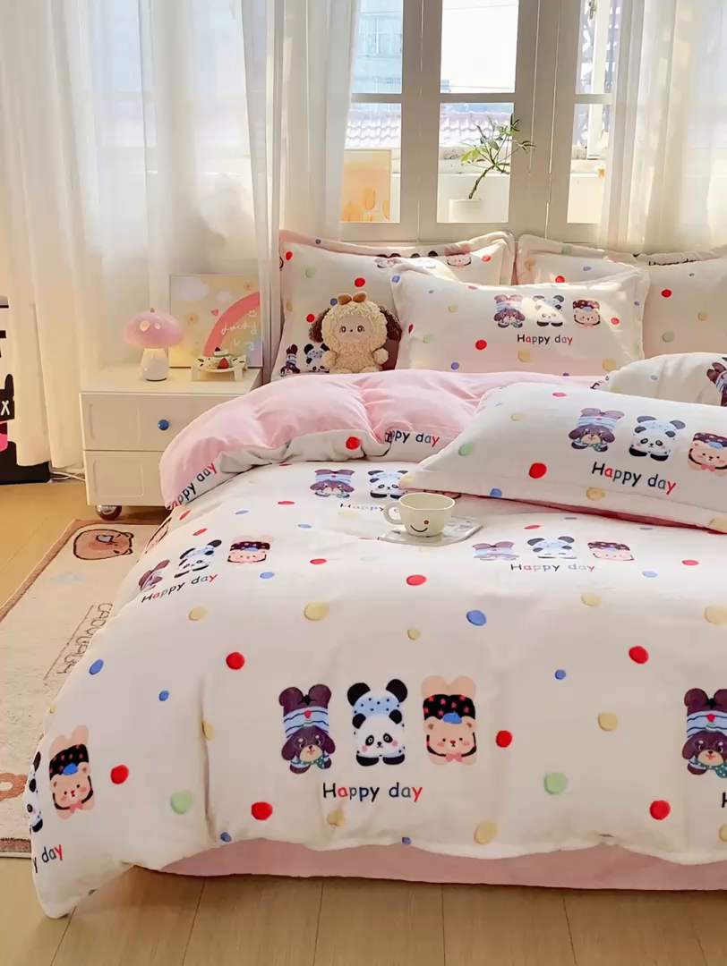 91家纺网 家纺一手货源 找家纺 红日子纺织品 2025新款高克重牛奶绒印花四件套 三小只