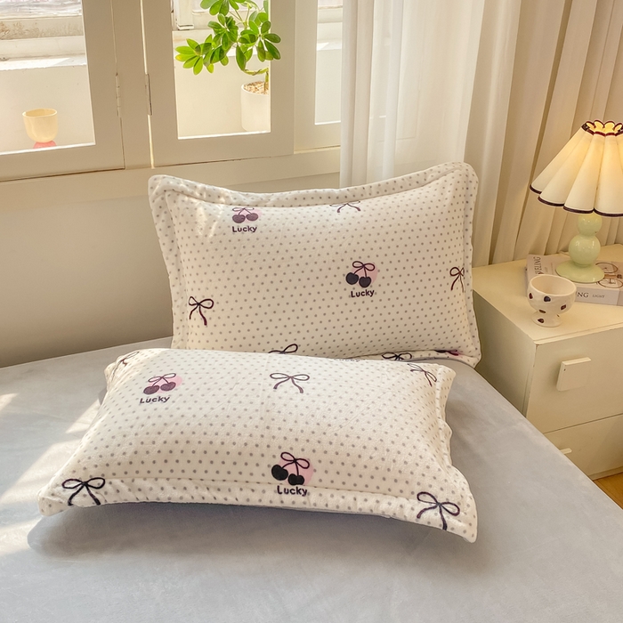 91家纺网 家纺一手货源 找家纺 红日子纺织品 2025新款高克重牛奶绒印花四件套 幸运樱桃