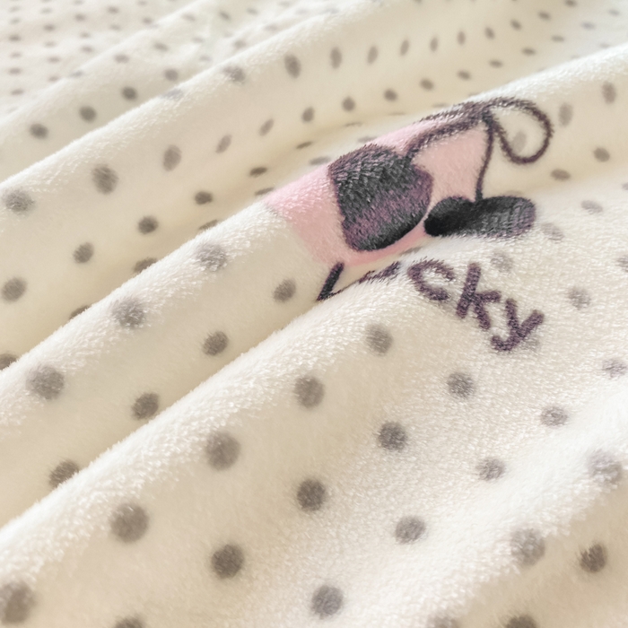 91家纺网 家纺一手货源 找家纺 红日子纺织品 2025新款高克重牛奶绒印花四件套 幸运樱桃