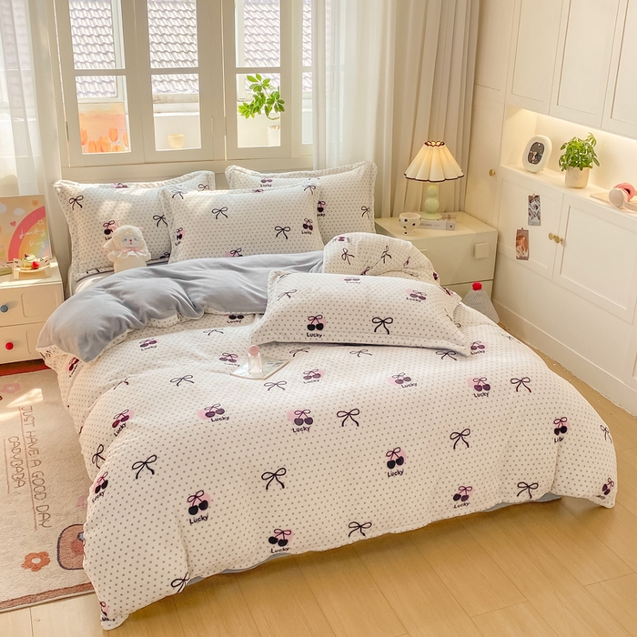 91家纺网 家纺一手货源 找家纺 红日子纺织品 2025新款高克重牛奶绒印花四件套 幸运樱桃