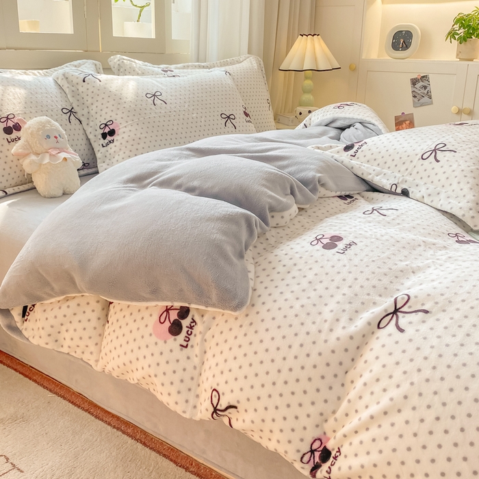 91家纺网 家纺一手货源 找家纺 红日子纺织品 2025新款高克重牛奶绒印花四件套 幸运樱桃