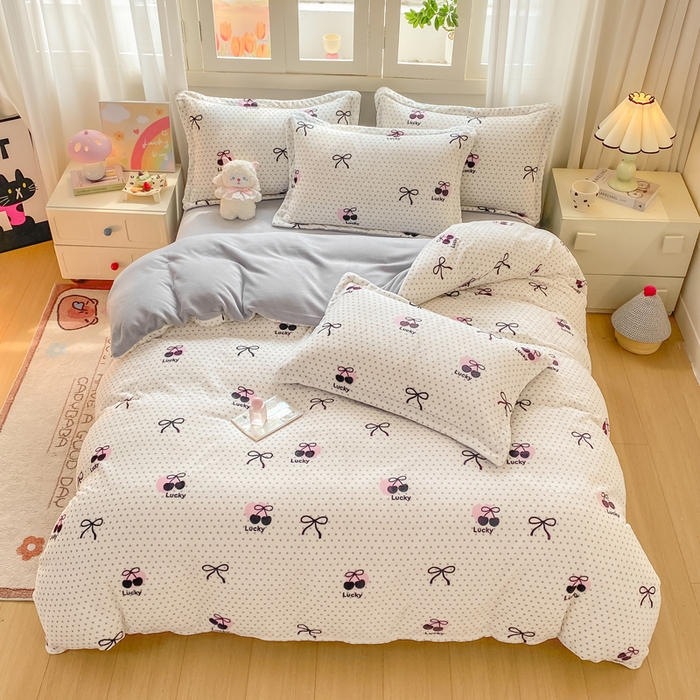 91家纺网 家纺一手货源 找家纺 红日子纺织品 2025新款高克重牛奶绒印花四件套 幸运樱桃