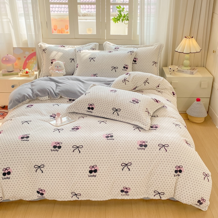 91家纺网 家纺一手货源 找家纺 红日子纺织品 2025新款高克重牛奶绒印花四件套 幸运樱桃