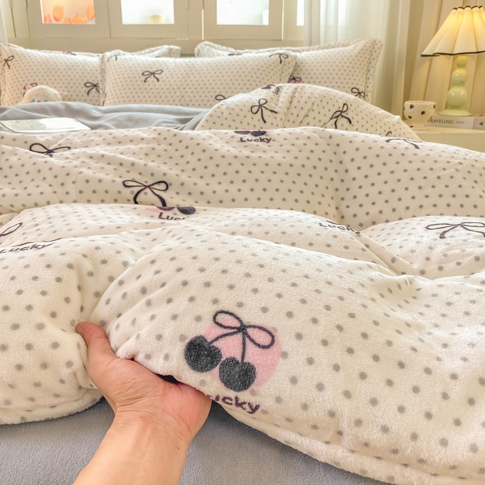 91家纺网 家纺一手货源 找家纺 红日子纺织品 2025新款高克重牛奶绒印花四件套 幸运樱桃