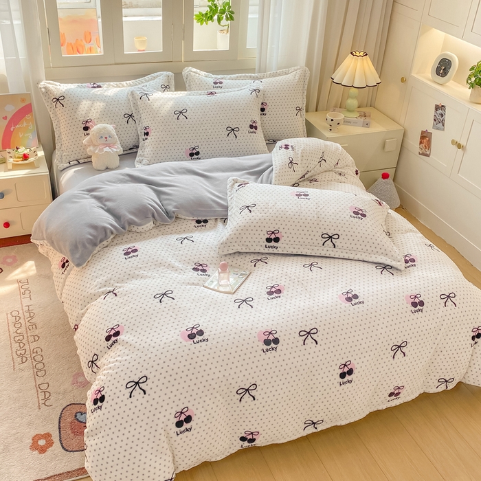 91家纺网 家纺一手货源 找家纺 红日子纺织品 2025新款高克重牛奶绒印花四件套 幸运樱桃