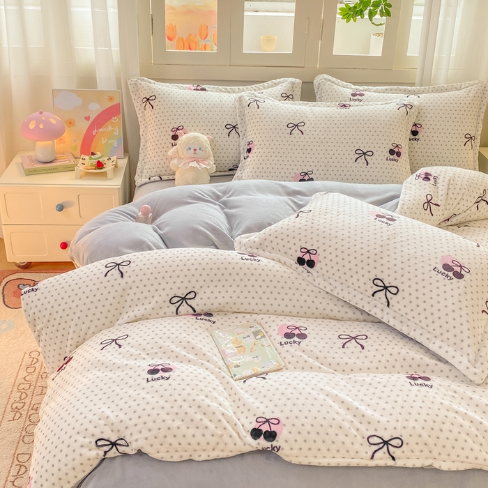 91家纺网 家纺一手货源 找家纺 红日子纺织品 2025新款高克重牛奶绒印花四件套 幸运樱桃