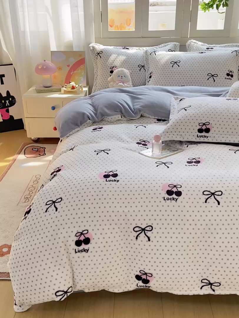 91家纺网 家纺一手货源 找家纺 红日子纺织品 2025新款高克重牛奶绒印花四件套 幸运樱桃