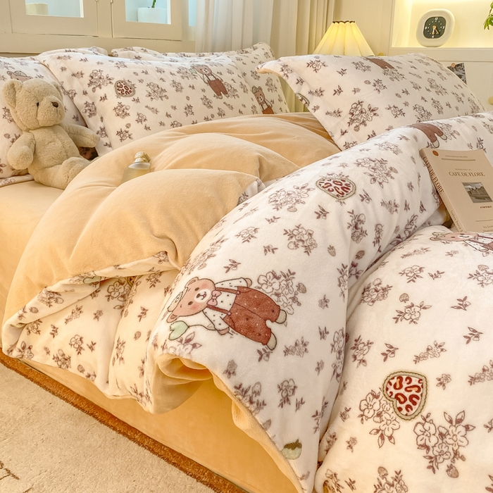 91家纺网 家纺一手货源 找家纺 红日子纺织品 2025新款高克重牛奶绒印花四件套 熊可可