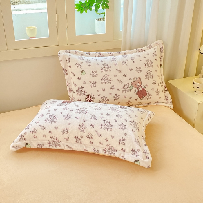 91家纺网 家纺一手货源 找家纺 红日子纺织品 2025新款高克重牛奶绒印花四件套 熊可可