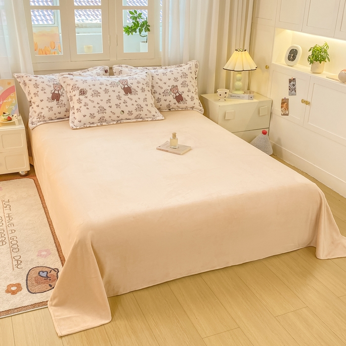 91家纺网 家纺一手货源 找家纺 红日子纺织品 2025新款高克重牛奶绒印花四件套 熊可可