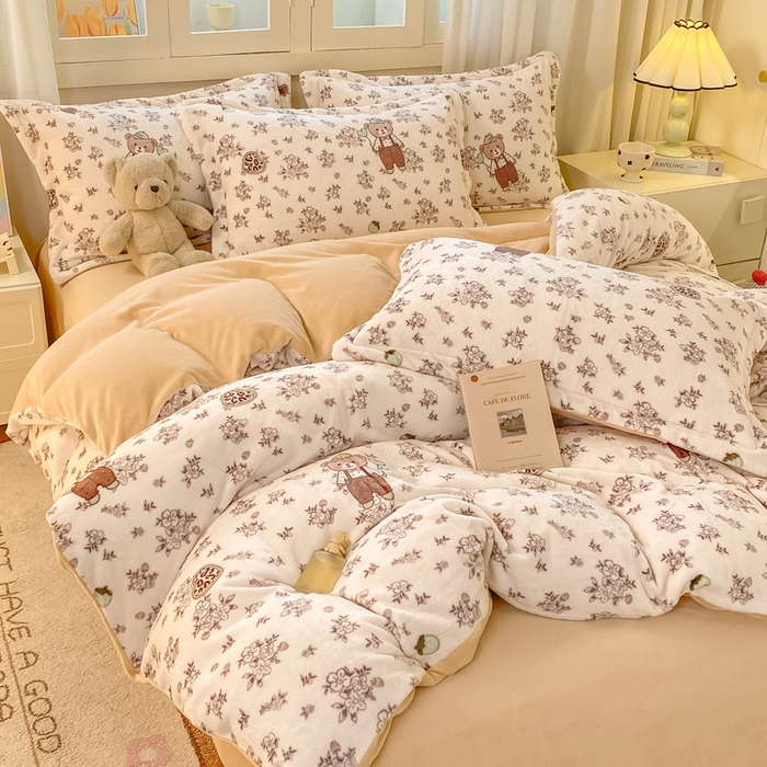 91家纺网 家纺一手货源 找家纺 红日子纺织品 2025新款高克重牛奶绒印花四件套 熊可可