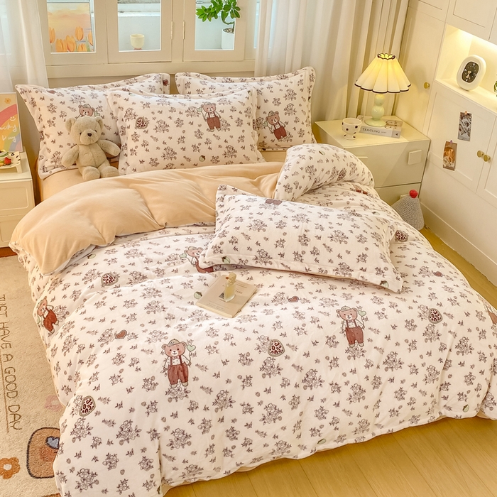 91家纺网 家纺一手货源 找家纺 红日子纺织品 2025新款高克重牛奶绒印花四件套 熊可可