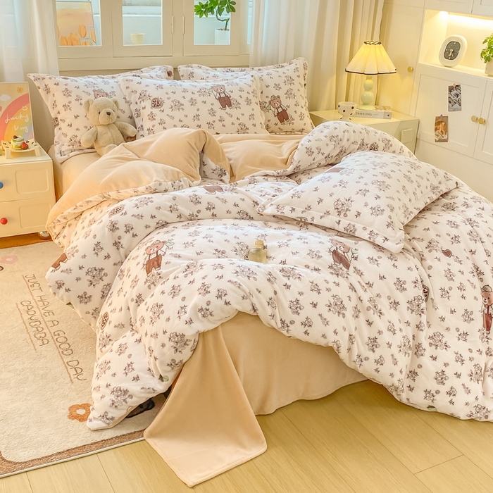 91家纺网 家纺一手货源 找家纺 红日子纺织品 2025新款高克重牛奶绒印花四件套 熊可可