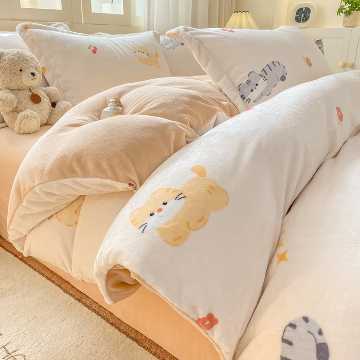 91家纺网 家纺一手货源 找家纺 红日子纺织品 2025新款高克重牛奶绒印花四件套 樱桃猫