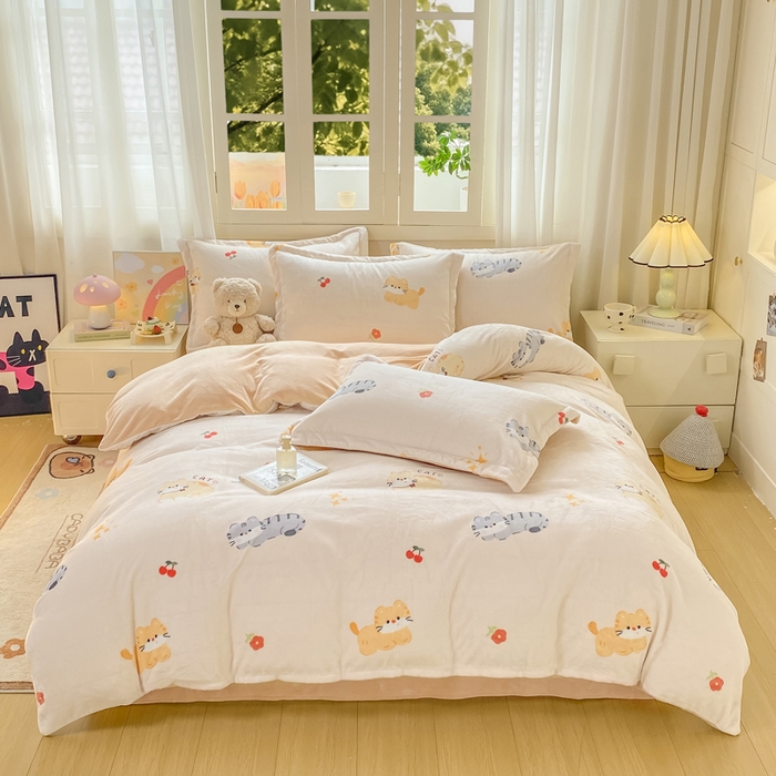 91家纺网 家纺一手货源 找家纺 红日子纺织品 2025新款高克重牛奶绒印花四件套 樱桃猫