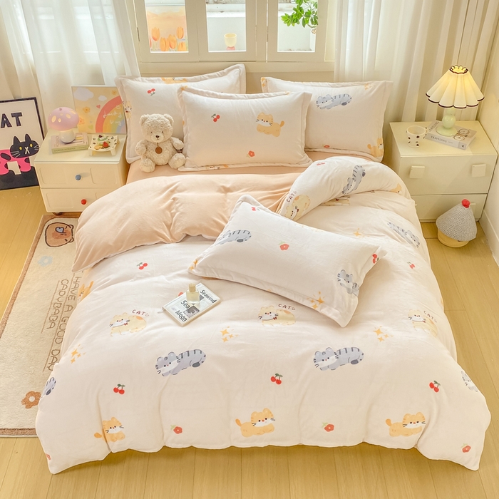 91家纺网 家纺一手货源 找家纺 红日子纺织品 2025新款高克重牛奶绒印花四件套 樱桃猫