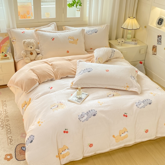 91家纺网 家纺一手货源 找家纺 红日子纺织品 2025新款高克重牛奶绒印花四件套 樱桃猫