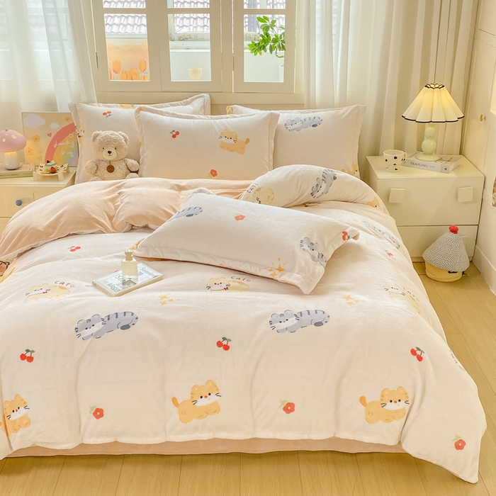 91家纺网 家纺一手货源 找家纺 红日子纺织品 2025新款高克重牛奶绒印花四件套 樱桃猫