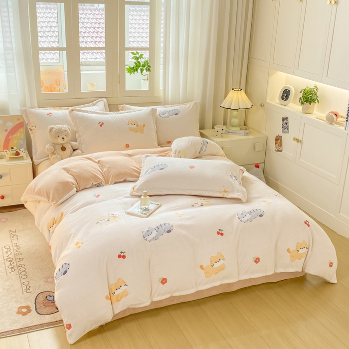 91家纺网 家纺一手货源 找家纺 红日子纺织品 2025新款高克重牛奶绒印花四件套 樱桃猫