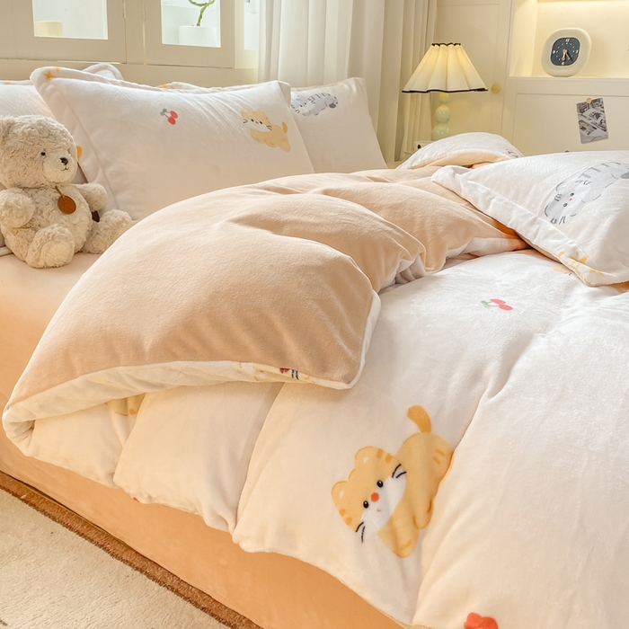 91家纺网 家纺一手货源 找家纺 红日子纺织品 2025新款高克重牛奶绒印花四件套 樱桃猫