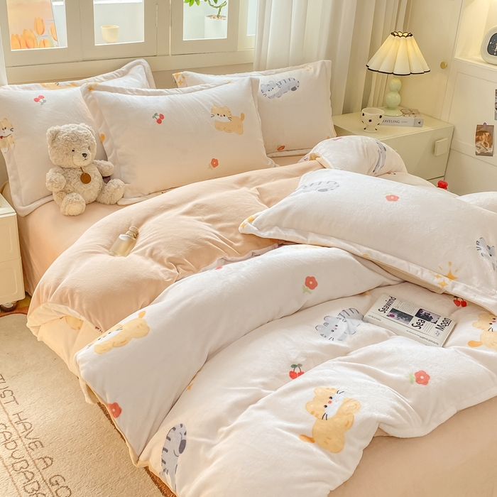 91家纺网 家纺一手货源 找家纺 红日子纺织品 2025新款高克重牛奶绒印花四件套 樱桃猫