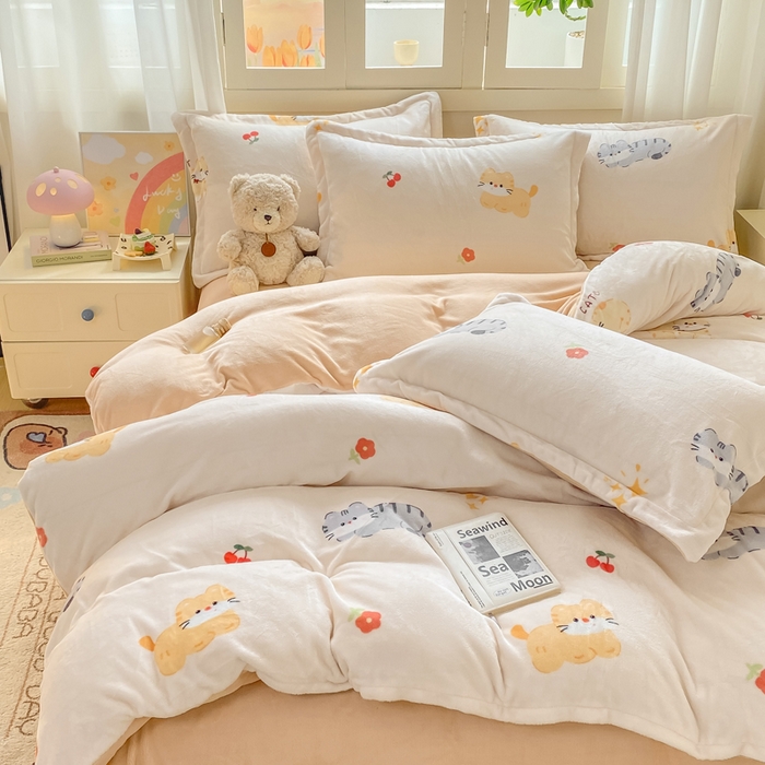 91家纺网 家纺一手货源 找家纺 红日子纺织品 2025新款高克重牛奶绒印花四件套 樱桃猫