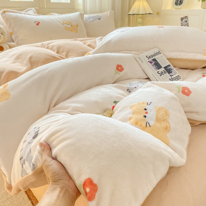 91家纺网 家纺一手货源 找家纺 红日子纺织品 2025新款高克重牛奶绒印花四件套 樱桃猫