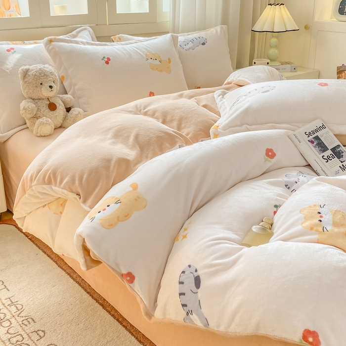 91家纺网 家纺一手货源 找家纺 红日子纺织品 2025新款高克重牛奶绒印花四件套 樱桃猫