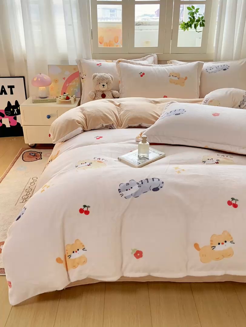 91家纺网 家纺一手货源 找家纺 红日子纺织品 2025新款高克重牛奶绒印花四件套 樱桃猫