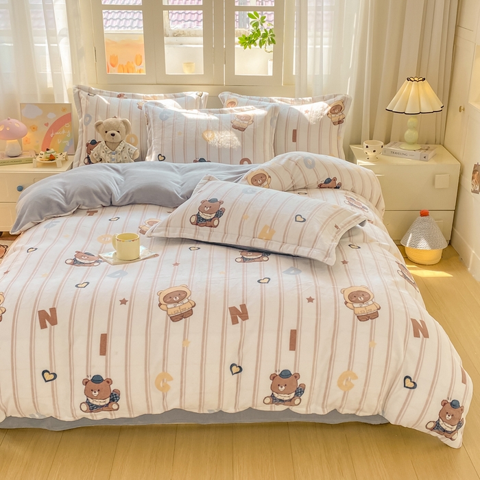 91家纺网 家纺一手货源 找家纺 红日子纺织品 2025新款高克重牛奶绒印花四件套 字母熊