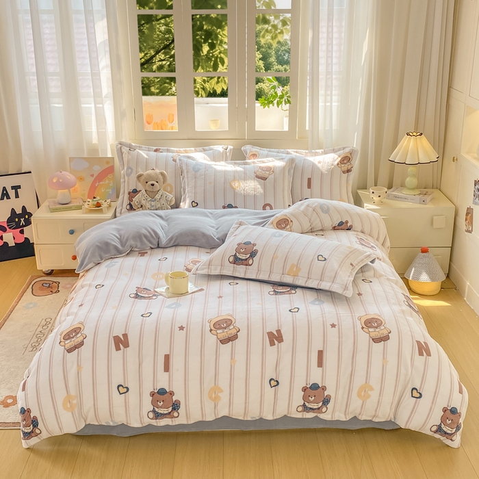 91家纺网 家纺一手货源 找家纺 红日子纺织品 2025新款高克重牛奶绒印花四件套 字母熊