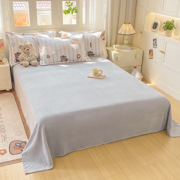 91家纺网 家纺一手货源 找家纺 红日子纺织品 2025新款高克重牛奶绒印花四件套 字母熊